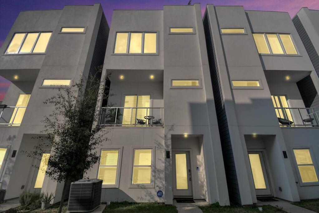 Mohr Haus - Walk To Nrg Stadium - Medical Center - Sleeps 8 * Houston